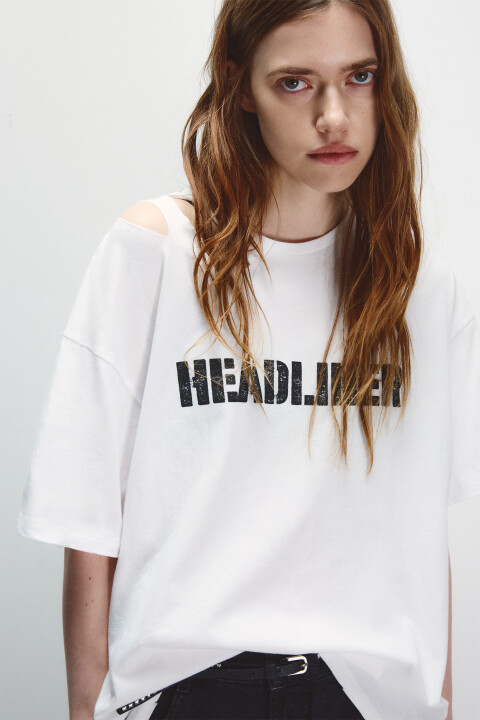 

Футболка с рваным плечом и принтом, Белый, Футболка с рваным плечом и принтом