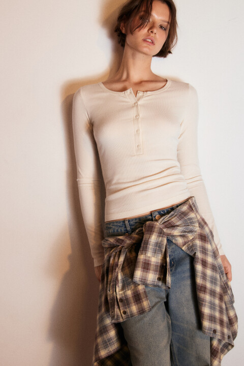 Лонгслив вискозный на пуговицах