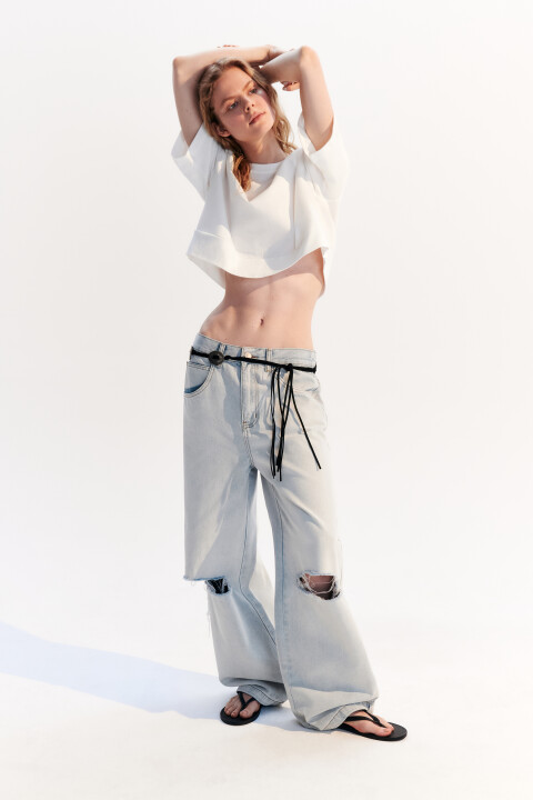 Джинсы baggy fit с рваными коленями