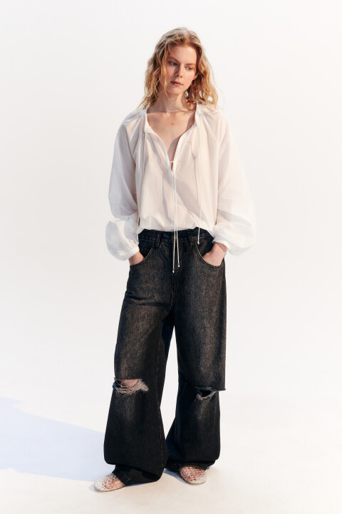 Джинсы baggy fit с рваными коленями