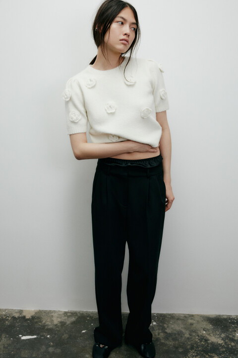 

Джемпер вязаный с объемными цветами, Молочный, Джемпер вязаный с объемными цветами