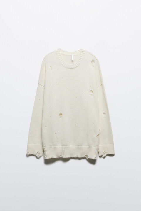 Джемпер вязаный с рваными элементами