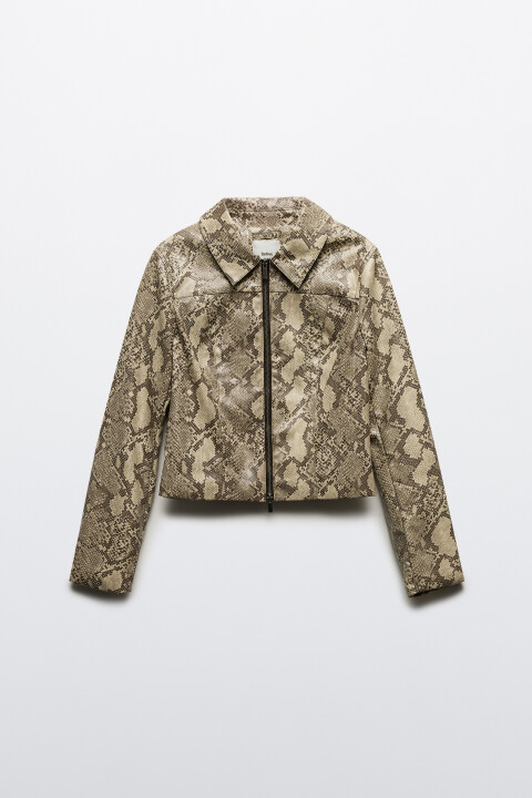 Куртка приталенная со змеиным принтом