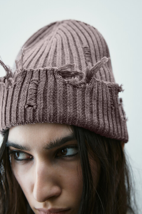 

Шапка в рубчик с рваным декором, Серый, Шапка в рубчик с рваным декором