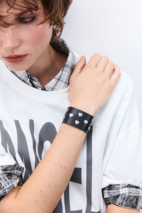 

Браслет широкий с заклепками-сердечками, Серый, Браслет широкий с заклепками-сердечками