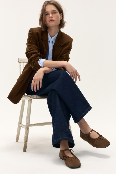 Балетки с ремешком и складками