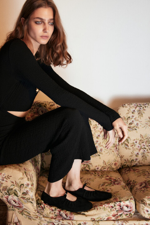 Балетки с ремешком и складками