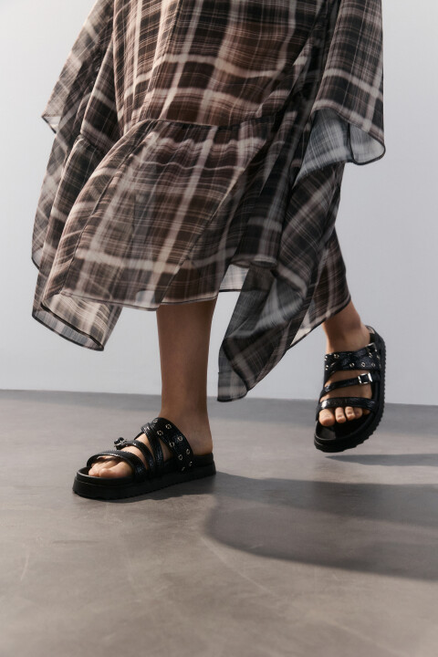 Сабо на платформе с металлическим декором