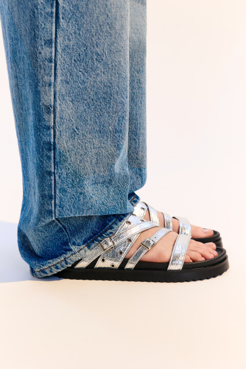 Сабо на платформе с металлическим декором