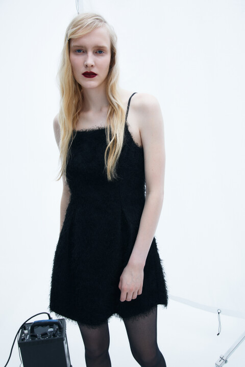 

Платье мини на бретельках с меховой фактурой, Черный, Платье мини на бретельках с меховой фактурой