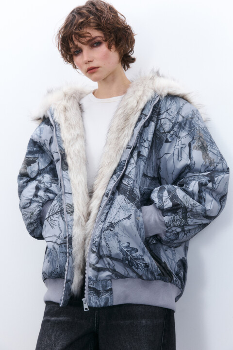 Бомбер с капюшоном и меховой отделкой