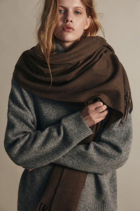 Шарф тонкий с длинной бахромой