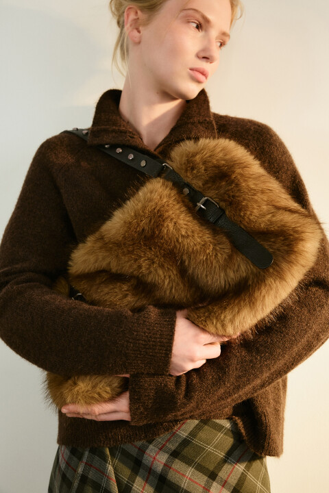 Сумка на плечо с отделкой под мех