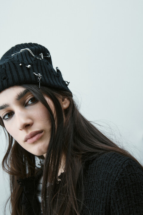 

Шапка рваная с брелоками и булавками, Черный, Шапка рваная с брелоками и булавками