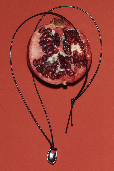 

Колье-шнурок с подвеской, Серый, Колье-шнурок с подвеской