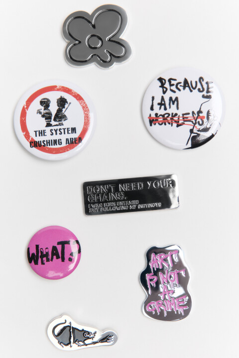 

Набор брошей с принтами и надписями (7 штук), Серый, Набор брошей с принтами и надписями (7 штук)