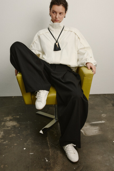 

Брюки костюмные со средней посадкой и защипами, Черный, Брюки костюмные со средней посадкой и защипами