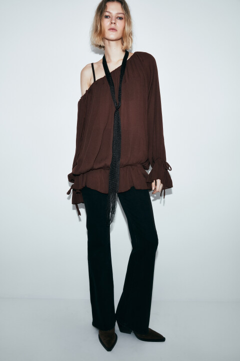 

Блузка вискозная на одно плечо с завязками, Коричневый, Блузка вискозная на одно плечо с завязками