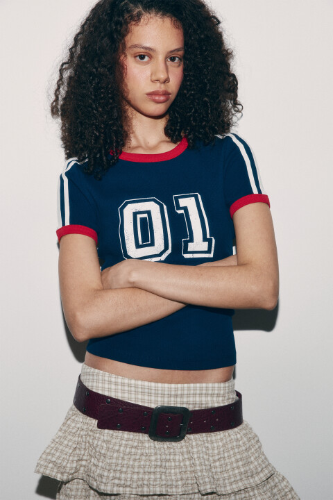 

Футболка укороченная с принтом и лампасами, Красный, Футболка укороченная с принтом и лампасами