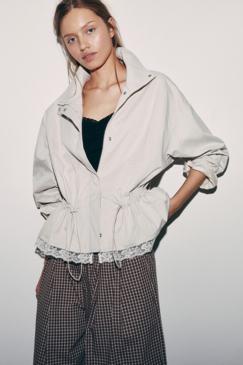 

Куртка-ветровка на кулиске с кружевным низом, Молочный, Куртка-ветровка на кулиске с кружевным низом