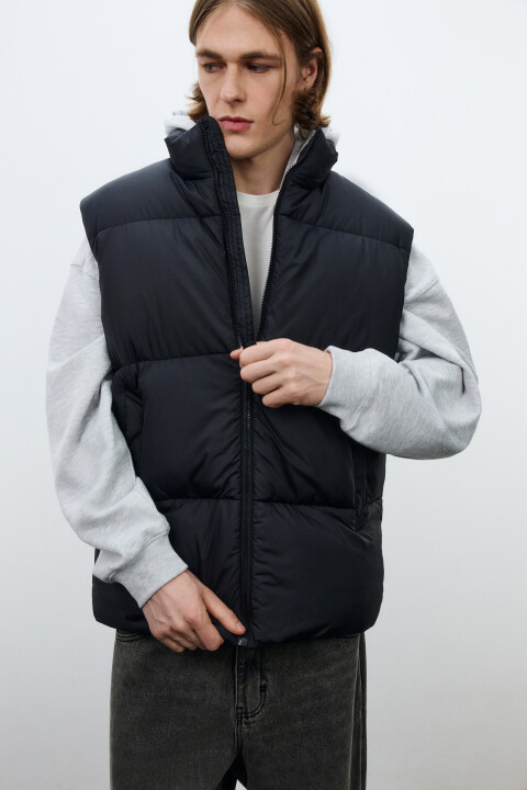 Жилет стеганый с воротником-стойкой