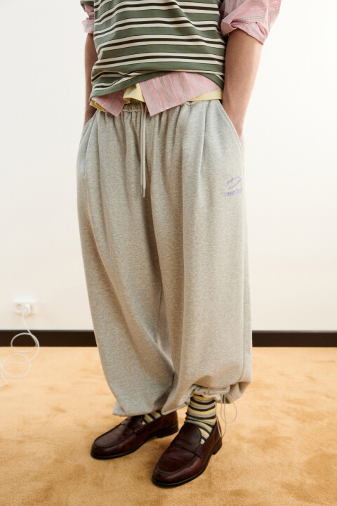 

Брюки-джоггеры из футера со средней посадкой и вышивкой, Серый, Брюки-джоггеры из футера со средней посадкой и вышивкой