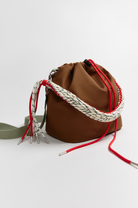 

Сумка-мешок с плетеной подвеской, Бежевый, Сумка-мешок с плетеной подвеской