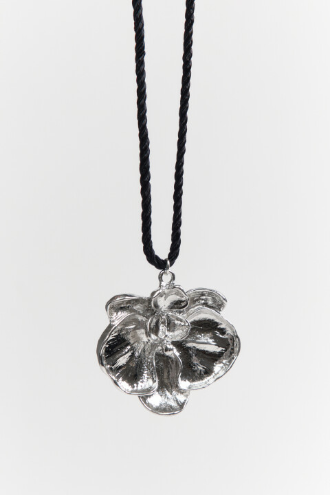 

Колье-шнурок с подвеской-цветком, Серый, Колье-шнурок с подвеской-цветком