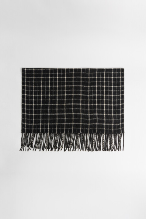 Шарф-палантин в клетку с бахромой