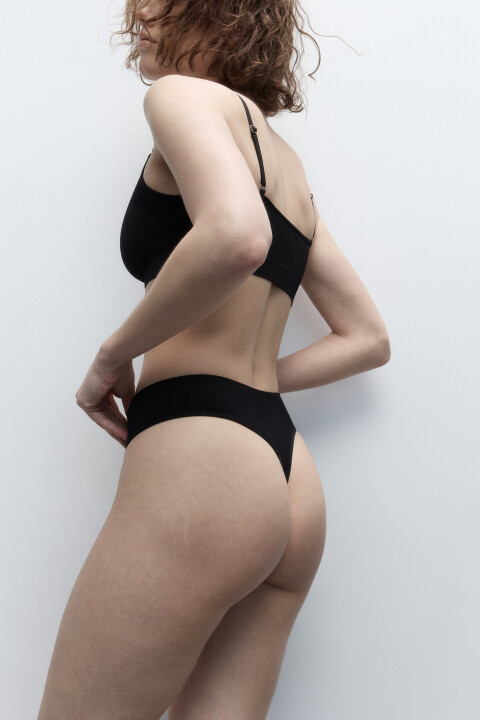 

Трусы-стринги KENDALL бесшовные в рубчик, Черный, Трусы-стринги KENDALL бесшовные в рубчик