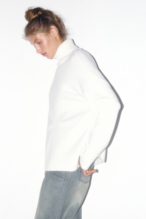 

Свитер свободный с боковыми разрезами, Молочный, Свитер свободный с боковыми разрезами