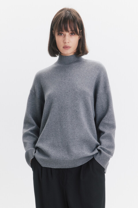 Свитер вязаный вискозный с воротником-стойкой