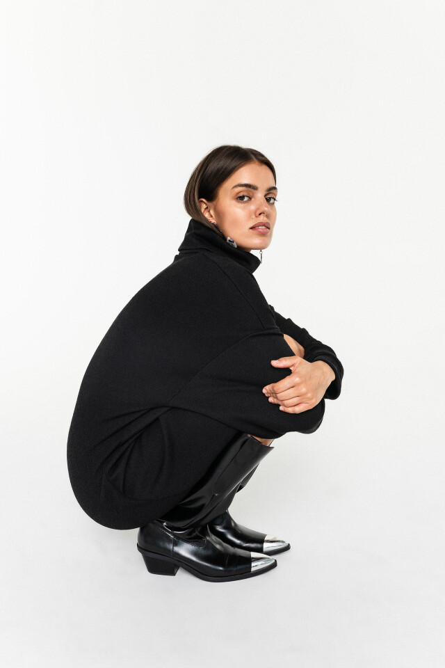 платье oversize трикотажное с высоким воротом - цвет черный - 1