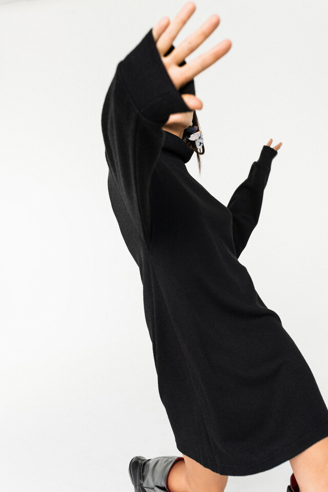 платье oversize трикотажное с высоким воротом - цвет черный - 4