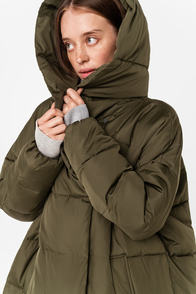 пуховик длинный oversize на кнопках с капюшоном - цвет зеленый - 6