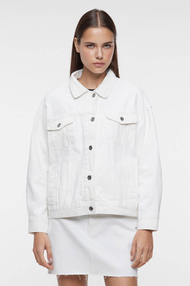 Куртка джинсовая oversize с нагрудными карманами - цвет белый - 2