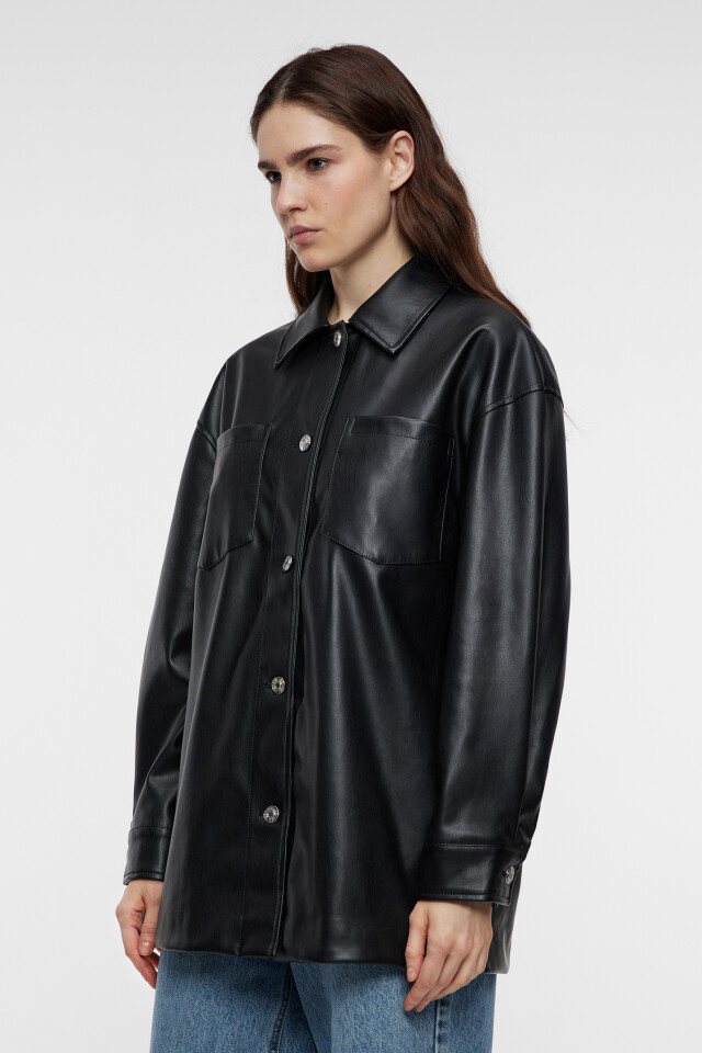 Рубашка oversize из искусственной кожи с нагрудными карманами - цвет черный - 2