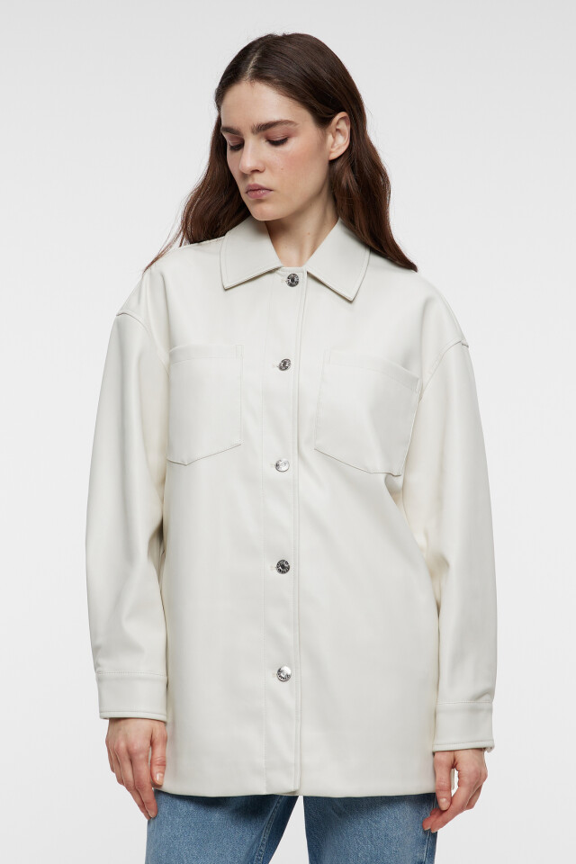 Рубашка oversize из искусственной кожи с нагрудными карманами - цвет бежевый - 2