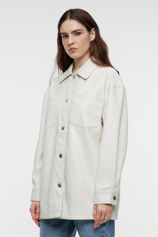 Рубашка oversize из искусственной кожи с нагрудными карманами - цвет бежевый - 3