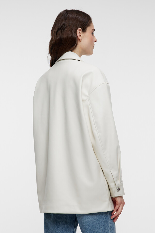 Рубашка oversize из искусственной кожи с нагрудными карманами - цвет бежевый - 4