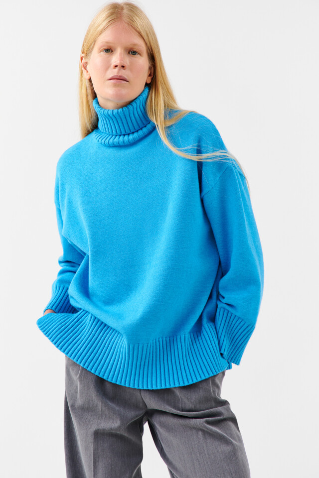 Свитер SWEATER свободный с боковыми разрезами - цвет голубой - 7