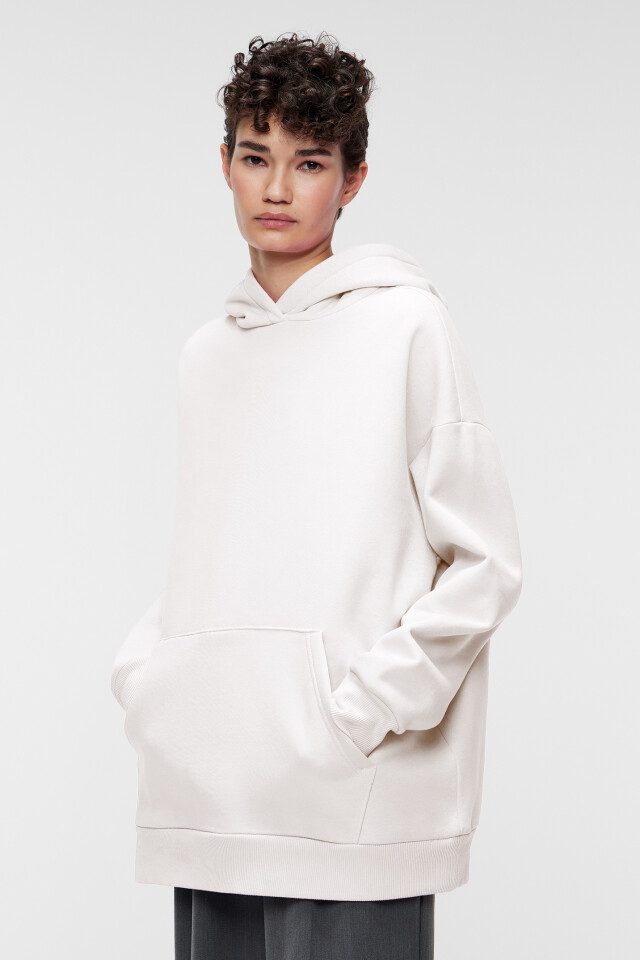 Толстовка oversize с капюшоном и карманом - цвет белый - 2