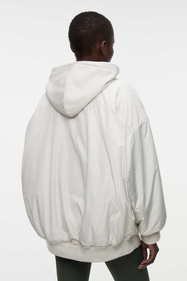 Куртка-бомбер oversize с трикотажным капюшоном - цвет бежевый - 5