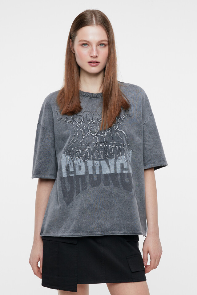 Футболка oversize с вареным эффектом и принтом - цвет черный - 1