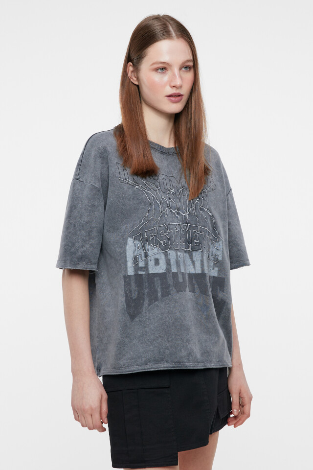 Футболка oversize с вареным эффектом и принтом - цвет черный - 2