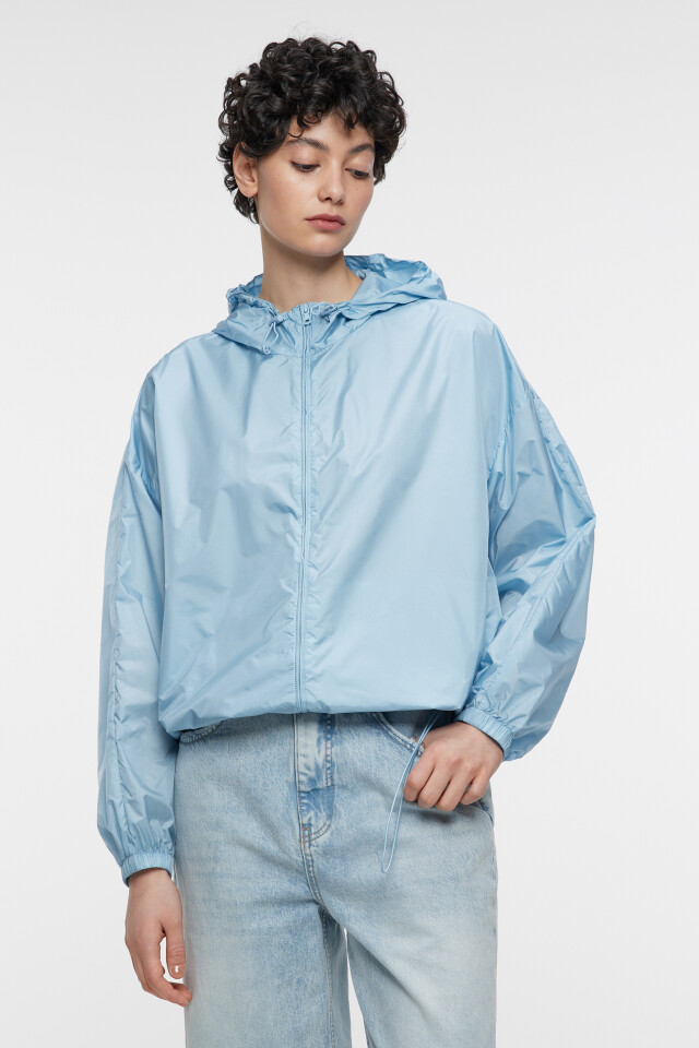 Куртка-ветровка oversize укороченная с капюшоном - цвет голубой - 2