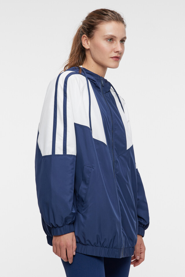 Куртка-ветровка oversize с капюшоном на завязках - цвет мультиколор - 2