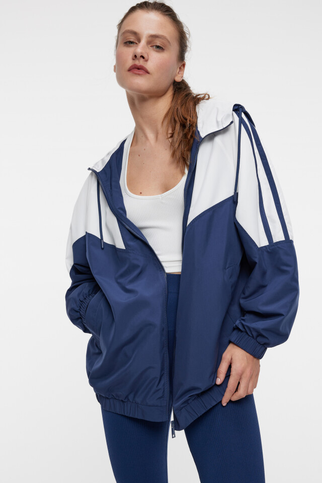 Куртка-ветровка oversize с капюшоном на завязках - цвет мультиколор - 7
