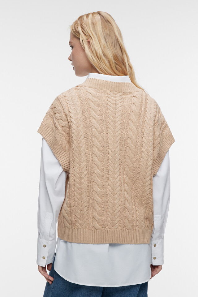 Жилет oversize вязаный хлопковый с узором в косичку - цвет бежевый - 4