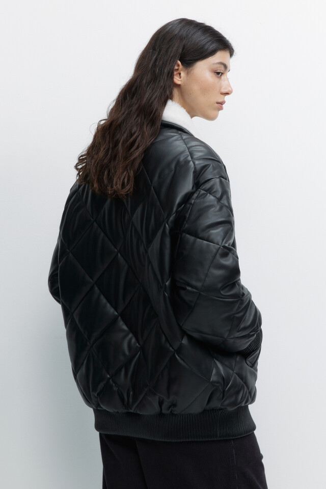 Куртка-бомбер oversize из искусственной кожи с меховым воротником - цвет черный - 4